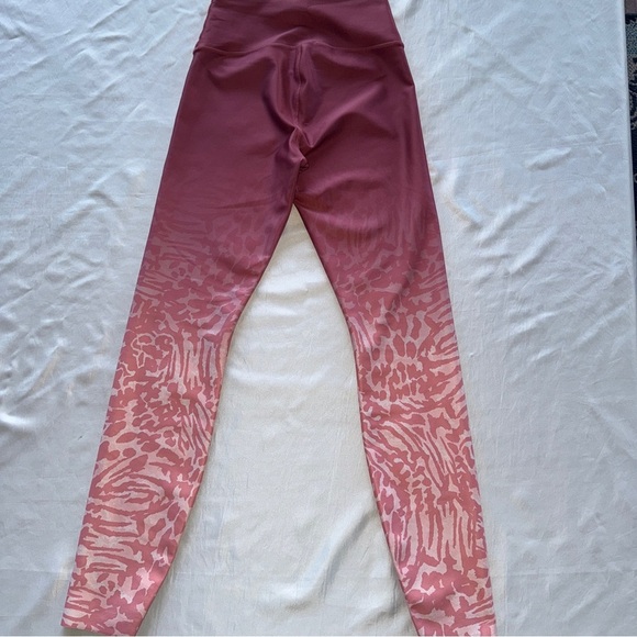 Good American Wild Hibiscus High Impact Leggings Small/1 Burgundy Ombre Drip - Picture 7 of 10